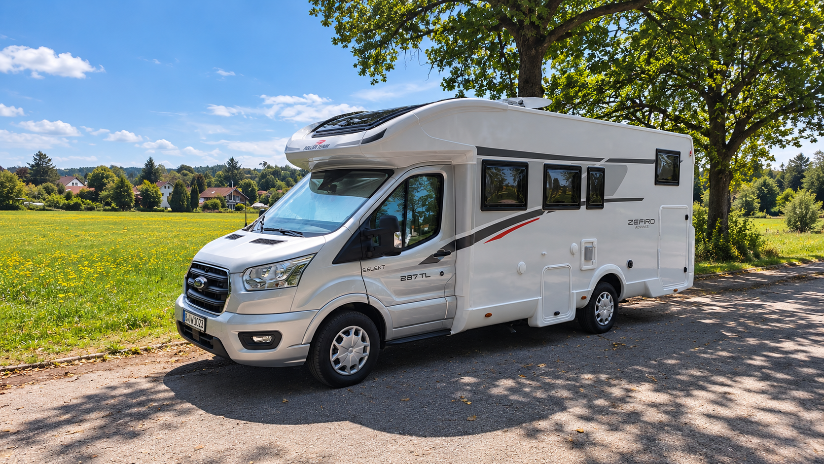 Wohnmobil auf einem Stellplatz im Grünen