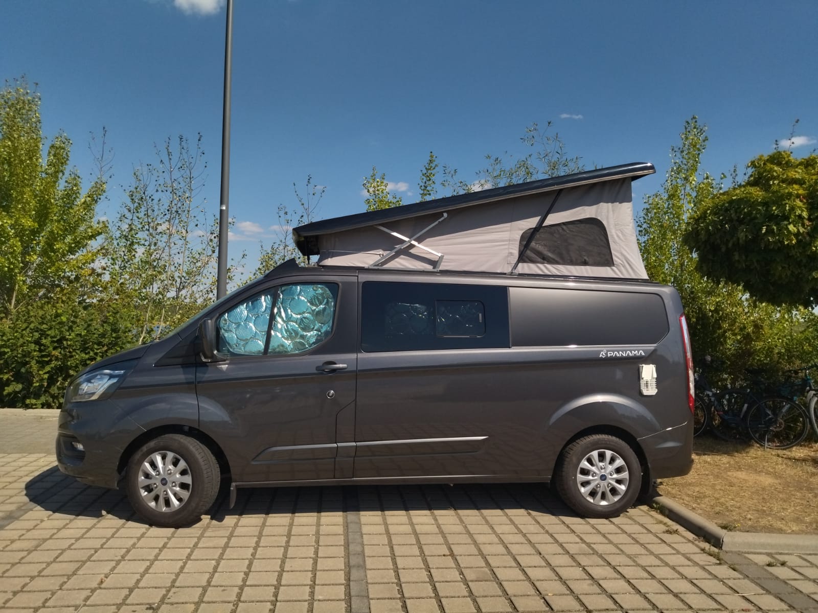 Kompakter Campervan mit Aufstelldach